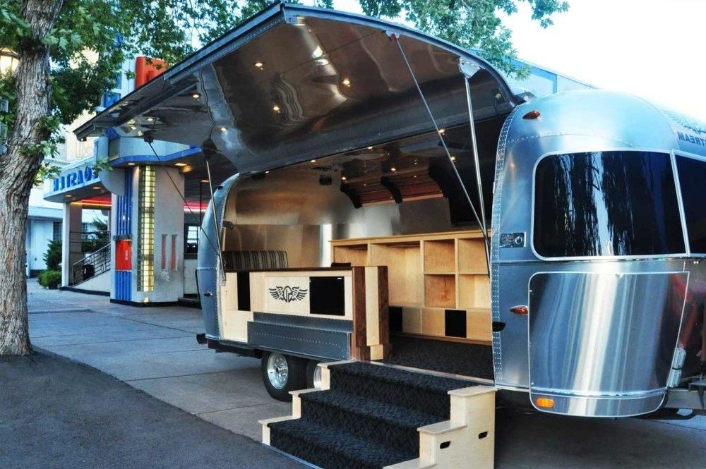 PHOTO D UNE AIRSTREAM EN CONFIGURATION EVENEMENTIELLE PROPOSEE PAR CR GROUP