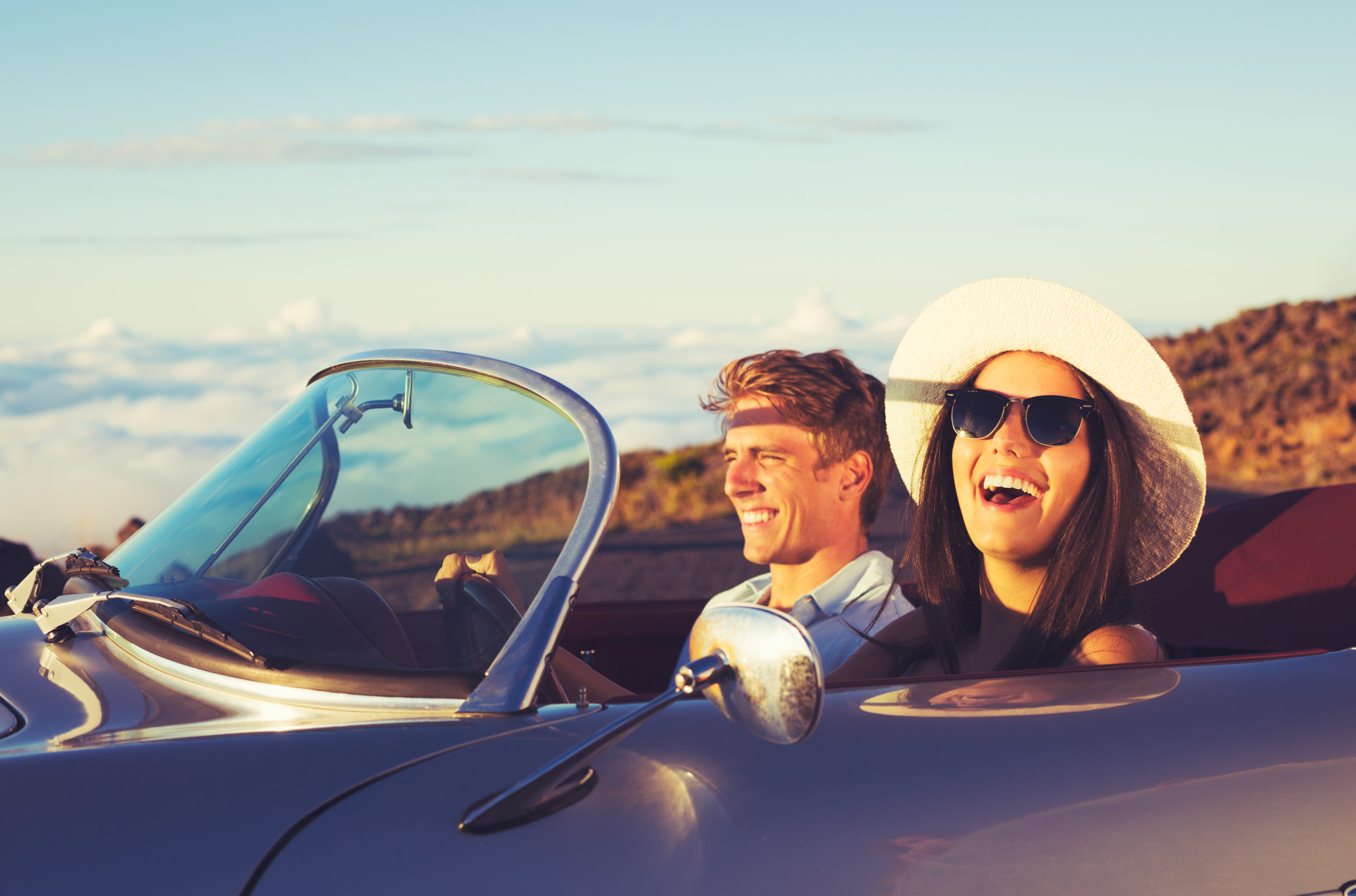 couple en balade dans une voiture de collection location voiture de collection