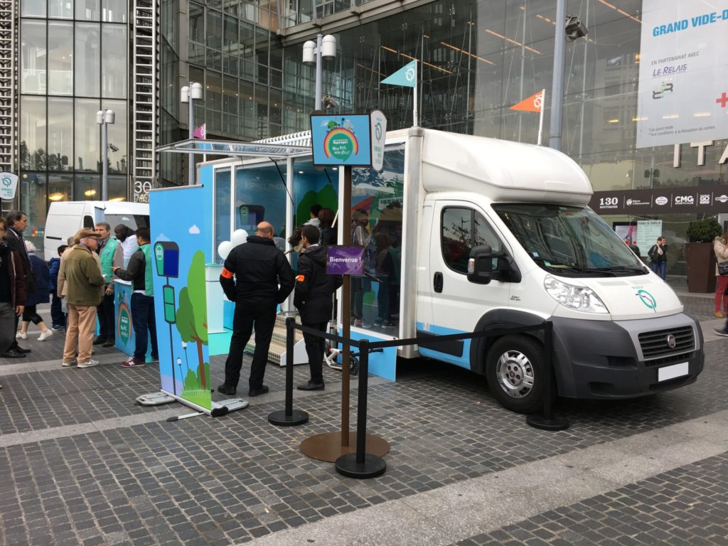 Camion showroom brandé paris