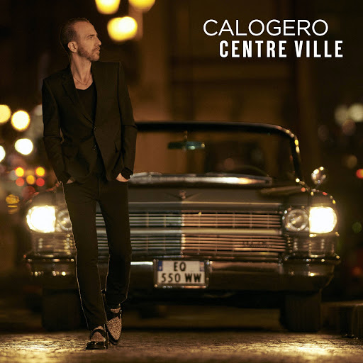 CALOGERO POSE DEVANT UNE VOITURE DE COLLECTION - CENTRE VILLE (ALBUM)