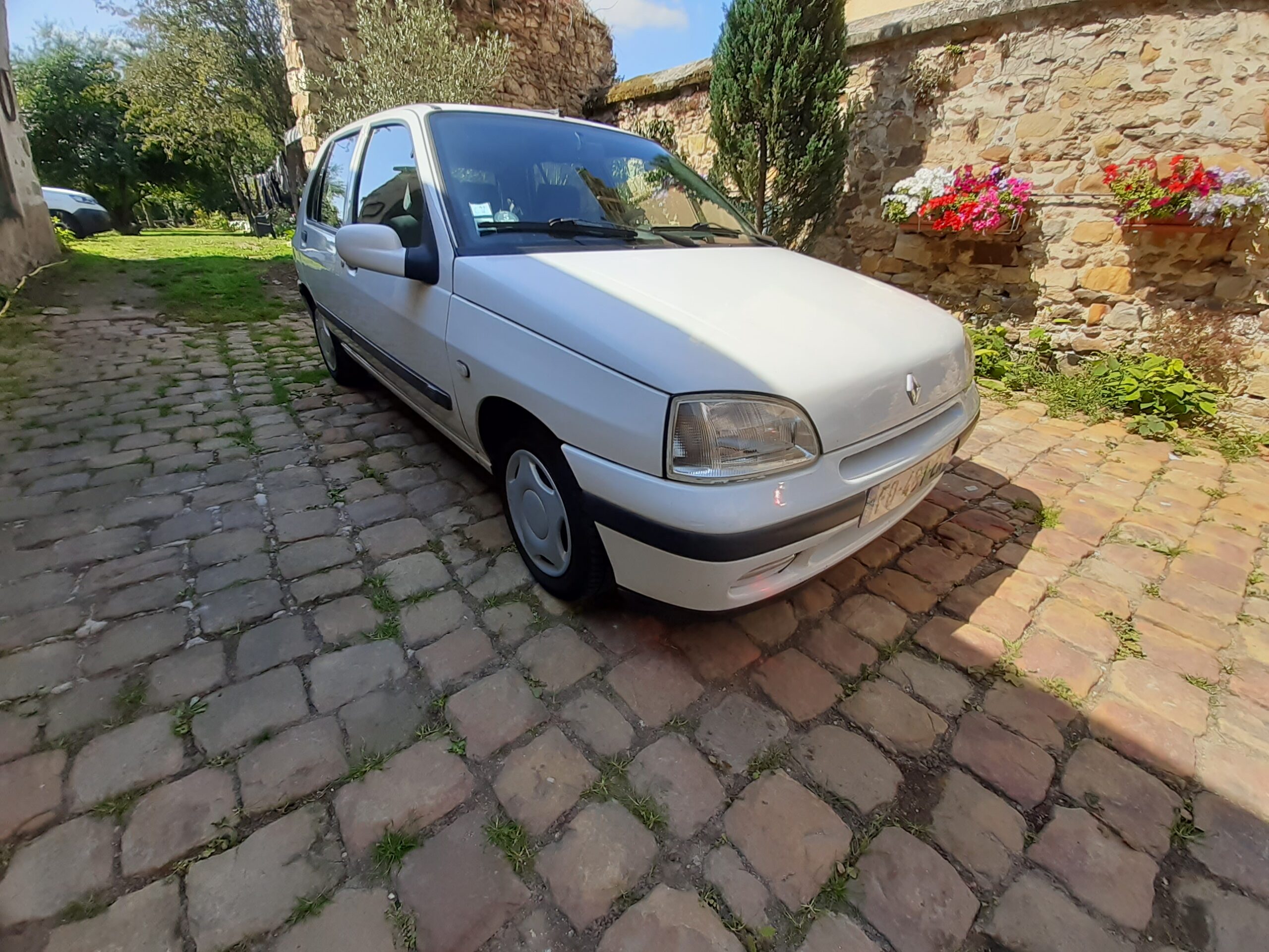 Renault Clio Fidji blanche de 1998