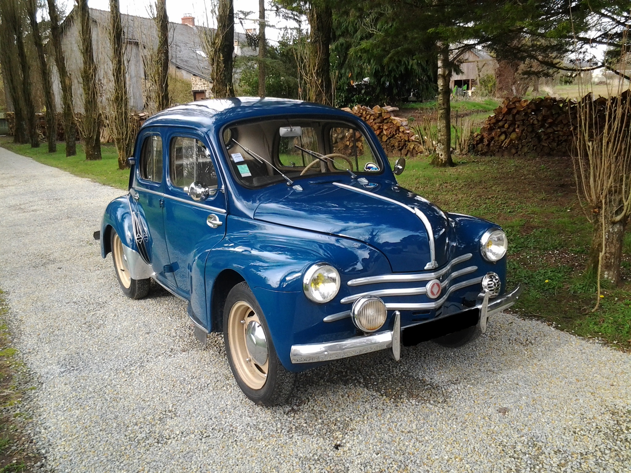 Renault 4CV bleue de 1954