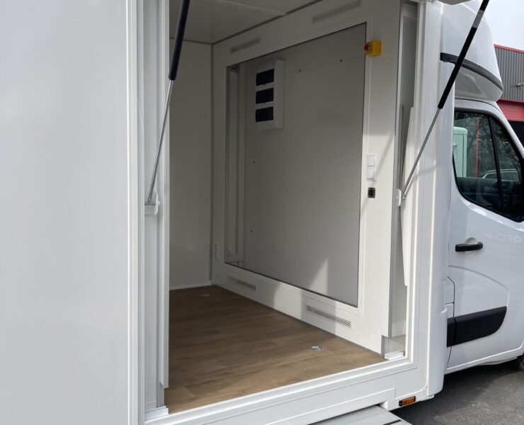 Ouverture latéral camion bureau itinérant